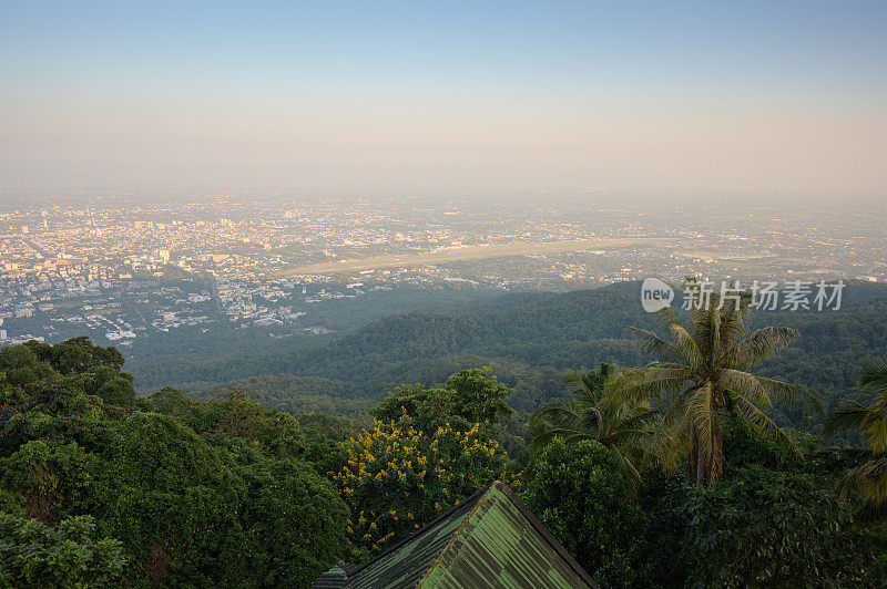 从doi sutep俯瞰日落的泰国清迈